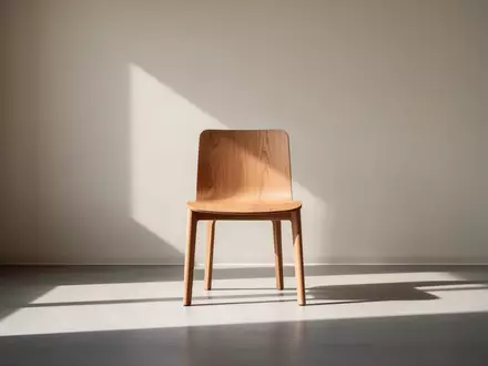 Ein minimalistischer, heller Behandlungsraum mit einem leeren Holzstuhl und weichem Tageslicht. - Foto: über boerse-global.de