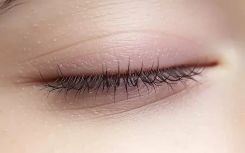 Nahaufnahme menschlicher Wimpern und der Augenlidpartie zur Veranschaulichung dermatologischer und ophthalmologischer Strukturen - Foto: über boerse-global.de