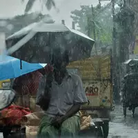 Im Norden Indiens und in Nepal hinterlässt ein Monsuntief Zerstörung und Leid. - Foto: Bikas Das/AP/dpa