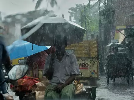Im Norden Indiens und in Nepal hinterlässt ein Monsuntief Zerstörung und Leid. - Foto: Bikas Das/AP/dpa