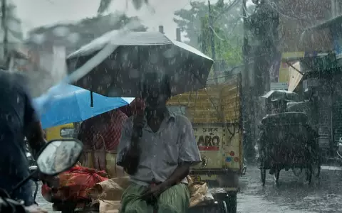 Im Norden Indiens und in Nepal hinterlässt ein Monsuntief Zerstörung und Leid. - Foto: Bikas Das/AP/dpa