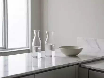 Ein minimalistischer, heller medizinischer Untersuchungsraum mit sanftem Tageslicht und einer ruhigen Atmosphäre. - Foto: über boerse-global.de