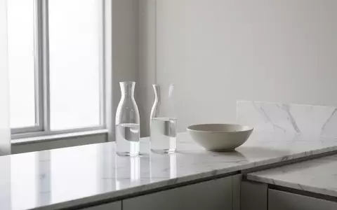Ein minimalistischer, heller medizinischer Untersuchungsraum mit sanftem Tageslicht und einer ruhigen Atmosphäre. - Foto: über boerse-global.de