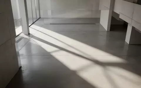 Minimalistische Innenarchitektur mit klaren geometrischen Linien und natürlichem Lichteinfall in einem modernen Gebäude. - Foto: über boerse-global.de