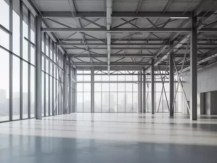 Ein heller, minimalistischer Innenraum eines modernen Firmengebäudes mit großen Glasfronten und klaren architektonischen Linien. - Foto: über boerse-global.de