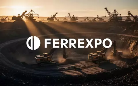 Industrielle Bergbaulandschaft bei Sonnenuntergang mit schwerem Gerät in einer weitläufigen Grube. - Foto: über boerse-global.de