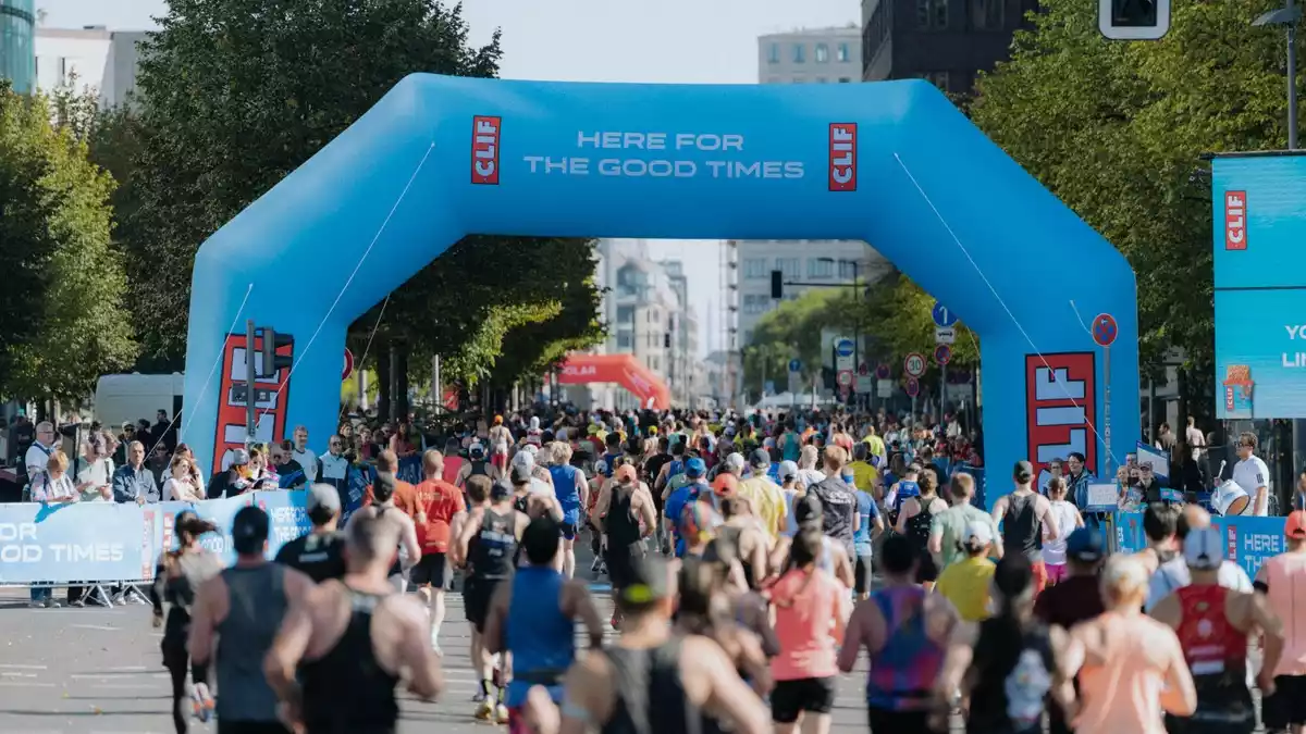 Gute Zeiten statt Bestzeiten: CLIF bringt erstmals Pacemaker für 5- bis 6-Läufer:innen beim BMW BERLIN-MARATHON an den Start - Bild: presseportal.de