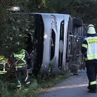 Zahlreiche Einsatzkräfte kümmerten sich nach dem Unfall um die Verletzten. - Foto: Karl-Josef Hildenbrand/dpa