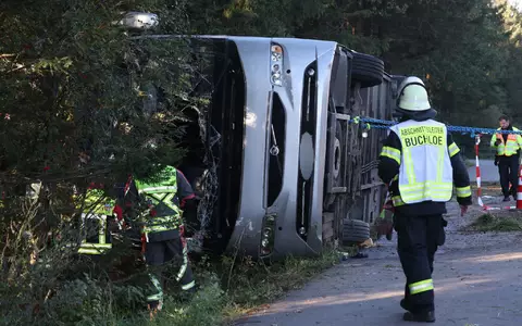 Zahlreiche Einsatzkräfte kümmerten sich nach dem Unfall um die Verletzten. - Foto: Karl-Josef Hildenbrand/dpa
