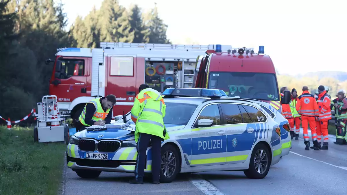 Zahlreiche Einsatzkräfte kümmerten sich nach dem Unfall um die Verletzten. - Bild: Karl-Josef Hildenbrand/dpa