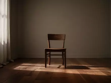 Ein minimalistischer, ruhiger Raum mit einem einzelnen Stuhl und sanftem Lichteinfall, der eine Atmosphäre der Entspannung vermittelt. - Foto: über boerse-global.de