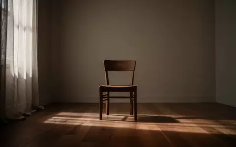 Ein minimalistischer, ruhiger Raum mit einem einzelnen Stuhl und sanftem Lichteinfall, der eine Atmosphäre der Entspannung vermittelt. - Foto: über boerse-global.de