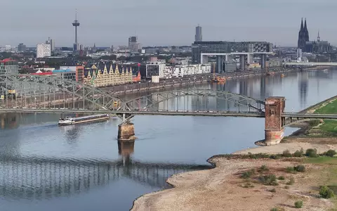 Das Niedrigwasser des Rheins hat in Köln einen neuen historischen Tiefststand erreicht. - Foto: Sascha Thelen/dpa