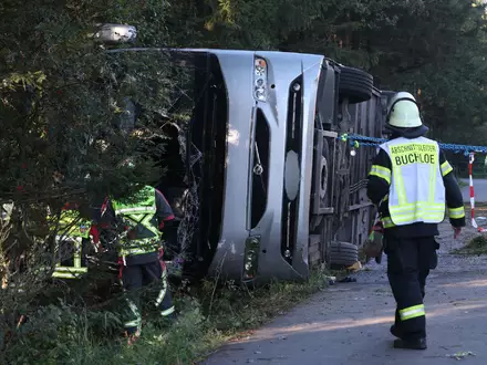 Zahlreiche Einsatzkräfte kümmerten sich nach dem Unfall um die Verletzten. - Foto: Karl-Josef Hildenbrand/dpa