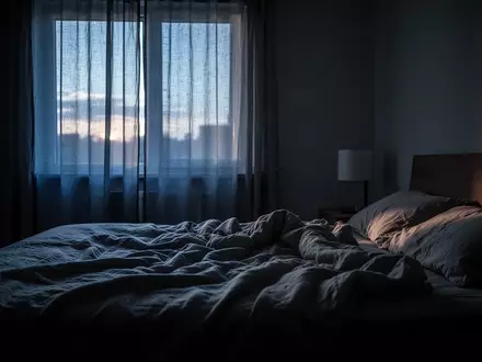 Ein ungemachtes Bett in einem Schlafzimmer im sanften Licht der Morgendämmerung. - Foto: über boerse-global.de