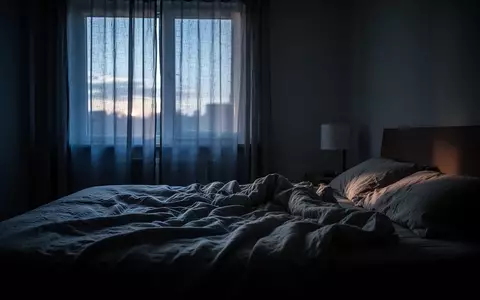 Ein ungemachtes Bett in einem Schlafzimmer im sanften Licht der Morgendämmerung. - Foto: über boerse-global.de