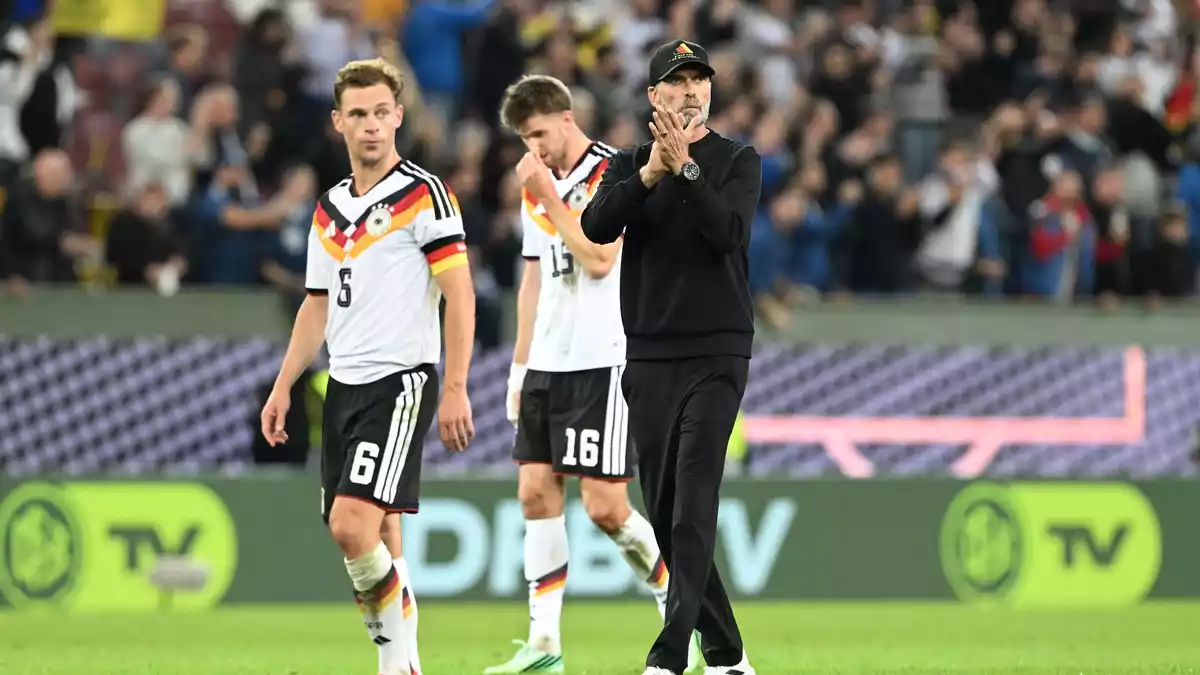 Gemeinsam gingen Kimmich und Klopp zu den deutschen Fans.  - Bild: Federico Gambarini/dpa