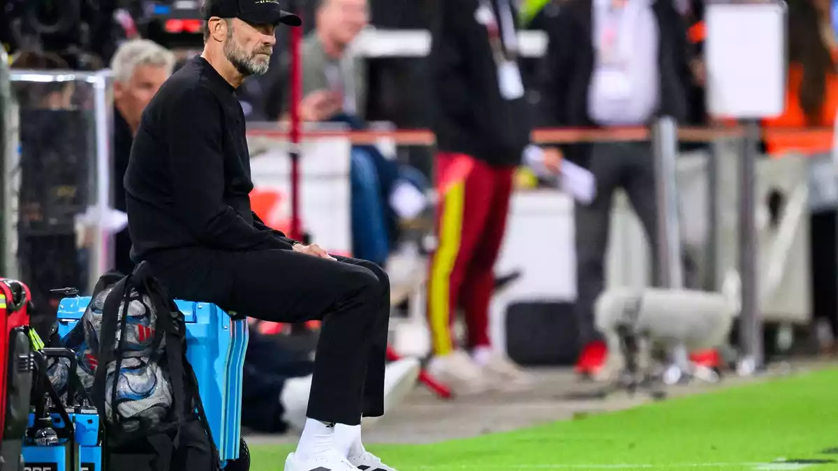 Klopp auf der Kiste: «Es gibt für mich keinen Grund, jetzt in Depression zu verfallen.» - Bild: Tom Weller/dpa