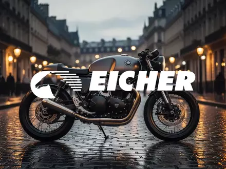 Ein stilvolles, klassisch inspiriertes Motorrad in einer nächtlichen europäischen Stadtkulisse. - Foto: über boerse-global.de