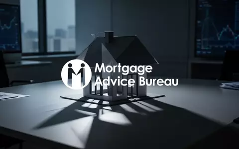Abstraktes, stimmungsvolles Bild eines modernen Architekturmodells in einer Finanzumgebung, das Marktunsicherheit symbolisiert. - Foto: ĂŒber boerse-global.de