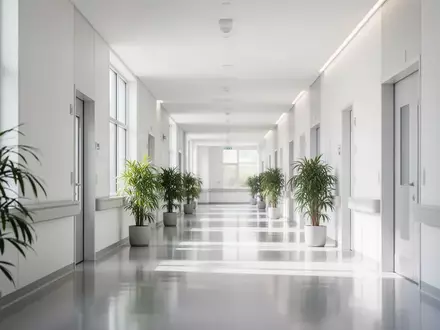 Ein heller, moderner Krankenhausflur mit klaren Linien, großen Fenstern und einer ruhigen, professionellen Atmosphäre. - Foto: über boerse-global.de