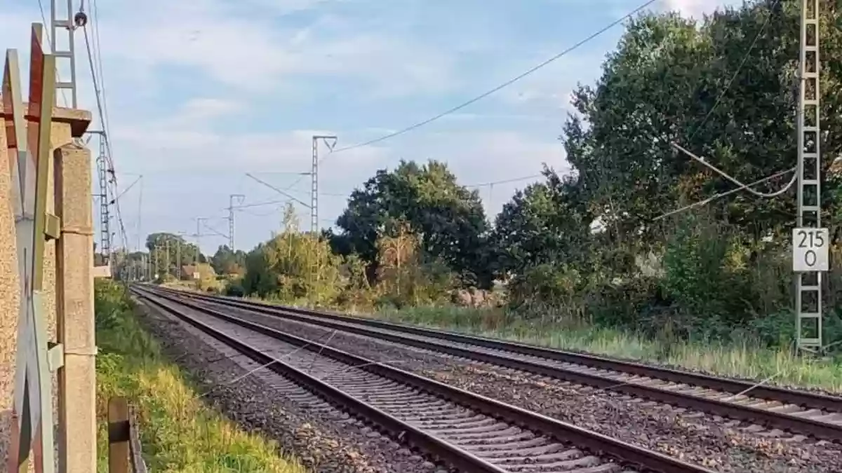 BPOL-BadBentheim: Lkw beschädigt Oberleitung an Bahnübergang - Bundespolizei leitet Ermittlungsverfahren ein - Bild: presseportal.de
