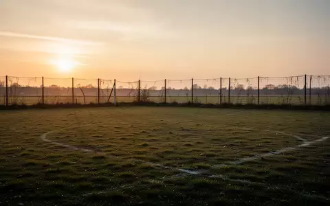 Ein verwaister, leerer Fußballplatz bei Sonnenuntergang, der die Atmosphäre eines Bolzplatzes einfängt. - Foto: über boerse-global.de