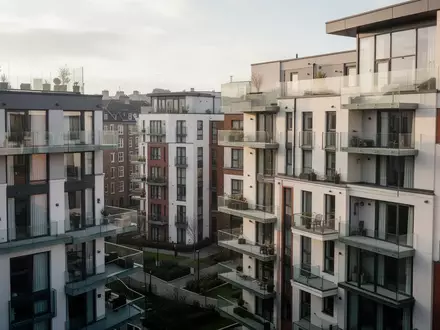 Ein modernes Wohngebäude mit Glasbalkonen in Dublin bei Tageslicht. - Foto: über boerse-global.de
