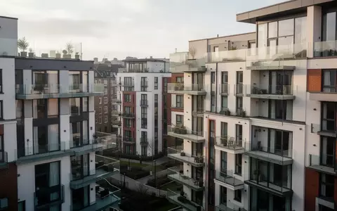 Ein modernes Wohngebäude mit Glasbalkonen in Dublin bei Tageslicht. - Foto: über boerse-global.de