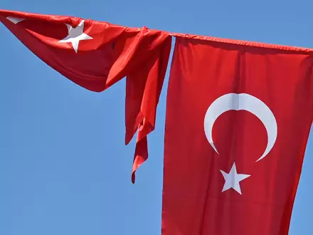 An einer Schule im Südosten der Türkei ist ein Lehrer erschossen worden. (Symbolbild) - Foto: Anna Ross/dpa