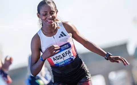 Tigst Assefa wurde nach der Verletzung beim Berlin-Marathon operiert. - Foto: Andreas Gora/dpa