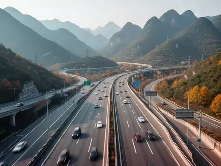 Eine moderne Autobahn, die sich durch eine bergige Landschaft in Fujian schlängelt. - Foto: über boerse-global.de