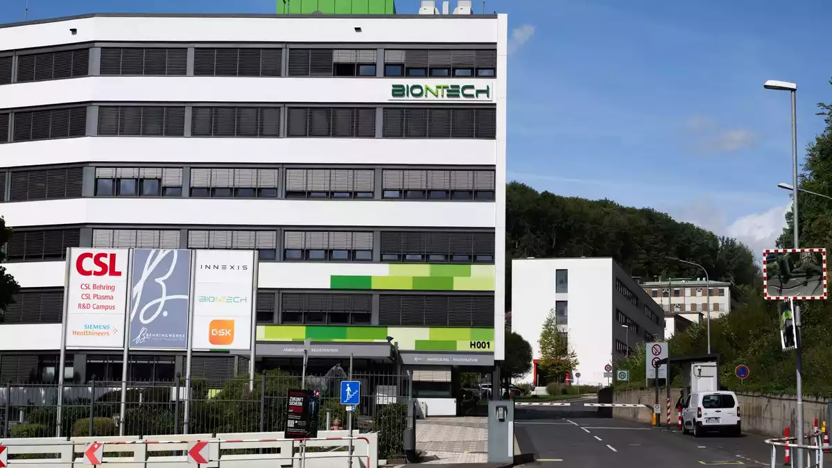 Das Werk in Marburg hatte Biontech einst selbst von Novartis übernommen, nun dürften dort Anfang 2028 die Lichter ausgehen. (Archivfoto) - Bild: Boris Roessler/dpa