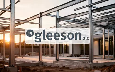 Moderne Baustelle eines Wohnbauprojekts in der Abendsonne als Symbol für den Immobiliensektor. - Foto: über boerse-global.de