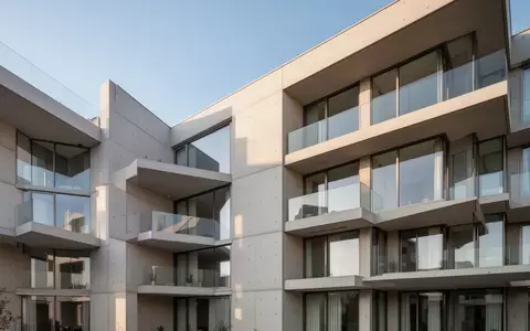 Moderne Wohnhausfassade bei Tageslicht als Symbol für Wohnkosten und Mietrichtwerte. - Foto: über boerse-global.de