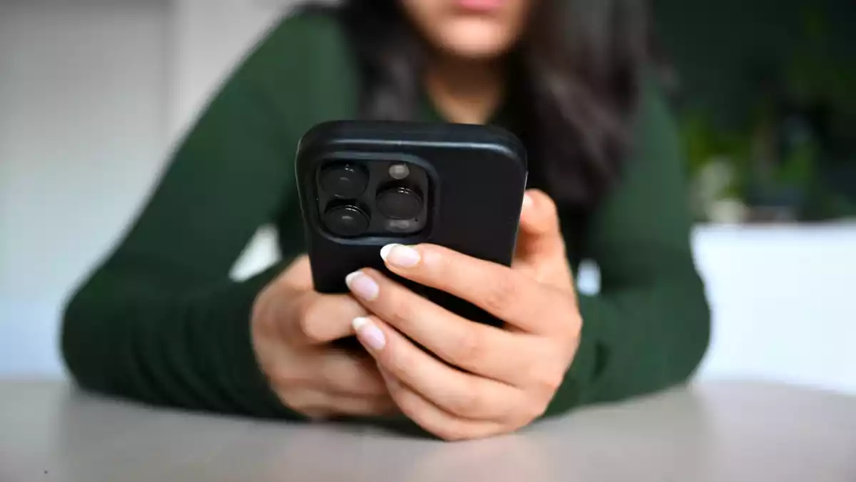 80 Prozent der befragten Frauen sehen die Erstellung und Verbreitung intimer Darstellungen ohne Zustimmung als Gewalt. (Symbolbild) - Bild: Elisa Schu/dpa