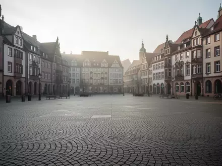 Ein leerer öffentlicher Platz in einer deutschen Stadt bei Tageslicht, ohne Menschen oder Schilder. - Foto: über boerse-global.de