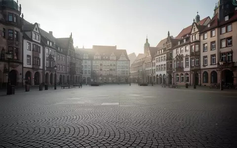 Ein leerer öffentlicher Platz in einer deutschen Stadt bei Tageslicht, ohne Menschen oder Schilder. - Foto: über boerse-global.de