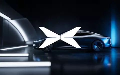 Abstrakte Darstellung eines modernen Elektroautos in einem minimalistischen Designstudio mit atmosphärischer Beleuchtung. - Foto: über boerse-global.de