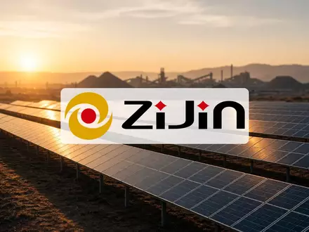 Moderne Solarparks vor einer industriellen Bergbaukulisse im goldenen Licht. - Foto: über boerse-global.de