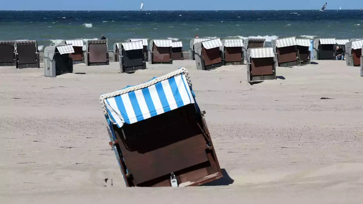 Der CDU-Politiker Philipp Amthor hatte politische Schwierigkeiten wegen eines Strandkorbs im Kanzleramt. (Symbolbild) - Bild: Bernd Wüstneck/dpa