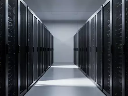 Moderne, minimalistische Server-Infrastruktur in einem neutralen, professionellen Rechenzentrum. - Foto: über boerse-global.de