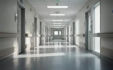 Ein heller, minimalistischer Krankenhausflur mit reflektierenden Böden und neutraler Beleuchtung. - Foto: über boerse-global.de