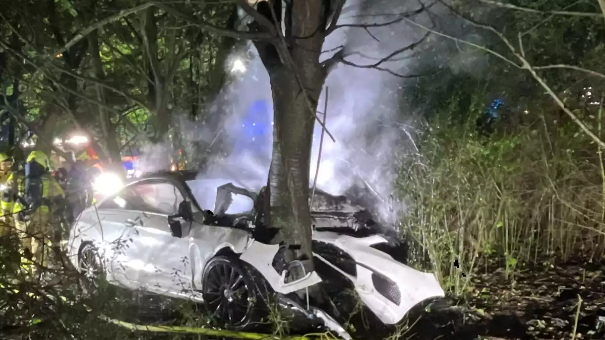 POL-MI: Autofahrt endet am Baum: Wagen fängt Feuer - Bild: presseportal.de