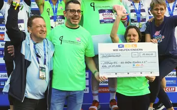 15.000 Euro für den guten Zweck: Papa Wutz unterstützt Spendenlauf beim BMW BERLIN-MARATHON - Foto: presseportal.de