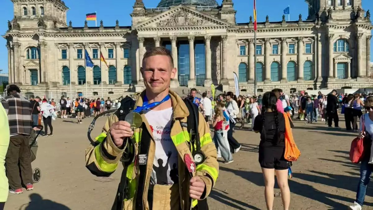 FW Niederkrüchten: 42,195 Kilometer für den guten Zweck: Feuerwehrmann aus Niederkrüchten läuft Berlin-Marathon mit Brandschutzkleidung und Atemschutzgerät - Bild: presseportal.de