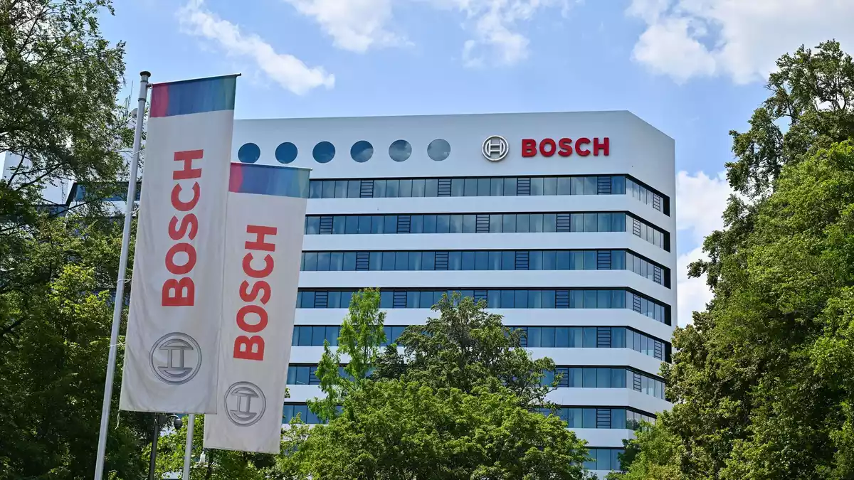 Der weltweit größte Auto-Zulieferer Bosch will die Belegschaft in seinem Nürnberger Werk halbieren und bis 2029 die Personalstärke um 900 Stellen reduzieren (Archivbild).  - Bild: Jan-Philipp Strobel/dpa
