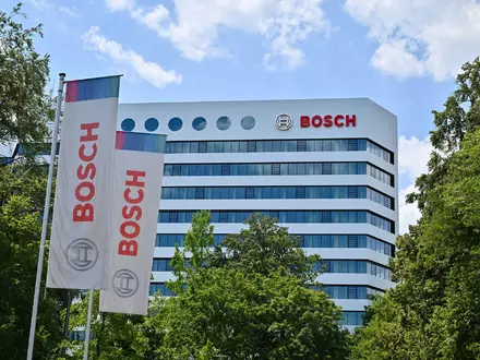 Der weltweit größte Auto-Zulieferer Bosch will die Belegschaft in seinem Nürnberger Werk halbieren und bis 2029 die Personalstärke um 900 Stellen reduzieren (Archivbild).  - Foto: Jan-Philipp Strobel/dpa