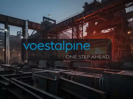 Industrielle Stahlfertigung bei Dämmerung mit Fokus auf metallische Strukturen und atmosphärische Beleuchtung - Foto: über boerse-global.de