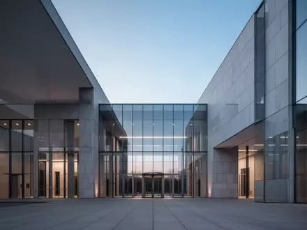 Moderne Fassade eines öffentlichen Verwaltungsgebäudes in Deutschland bei Tagesanbruch. - Foto: über boerse-global.de